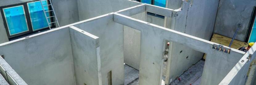 Foto van vooraf gefabriceerde betonwanden die de muren van een huis vormen