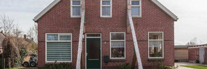 Foto van een gebouw waarbij met stutten de voorgevel tijdelijk versterkt is